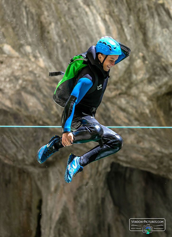 Saut en canyoning aquatique dans le Verdon avec ROCKSIDERS